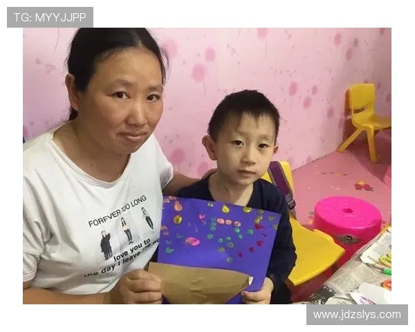 足球明星携子观赛温馨时刻父爱满满展现家庭与事业完美平衡